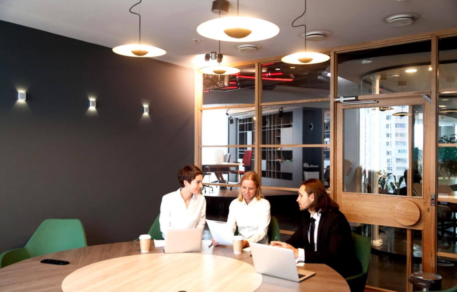Diverse learning methods including digital tools and traditional planning materials